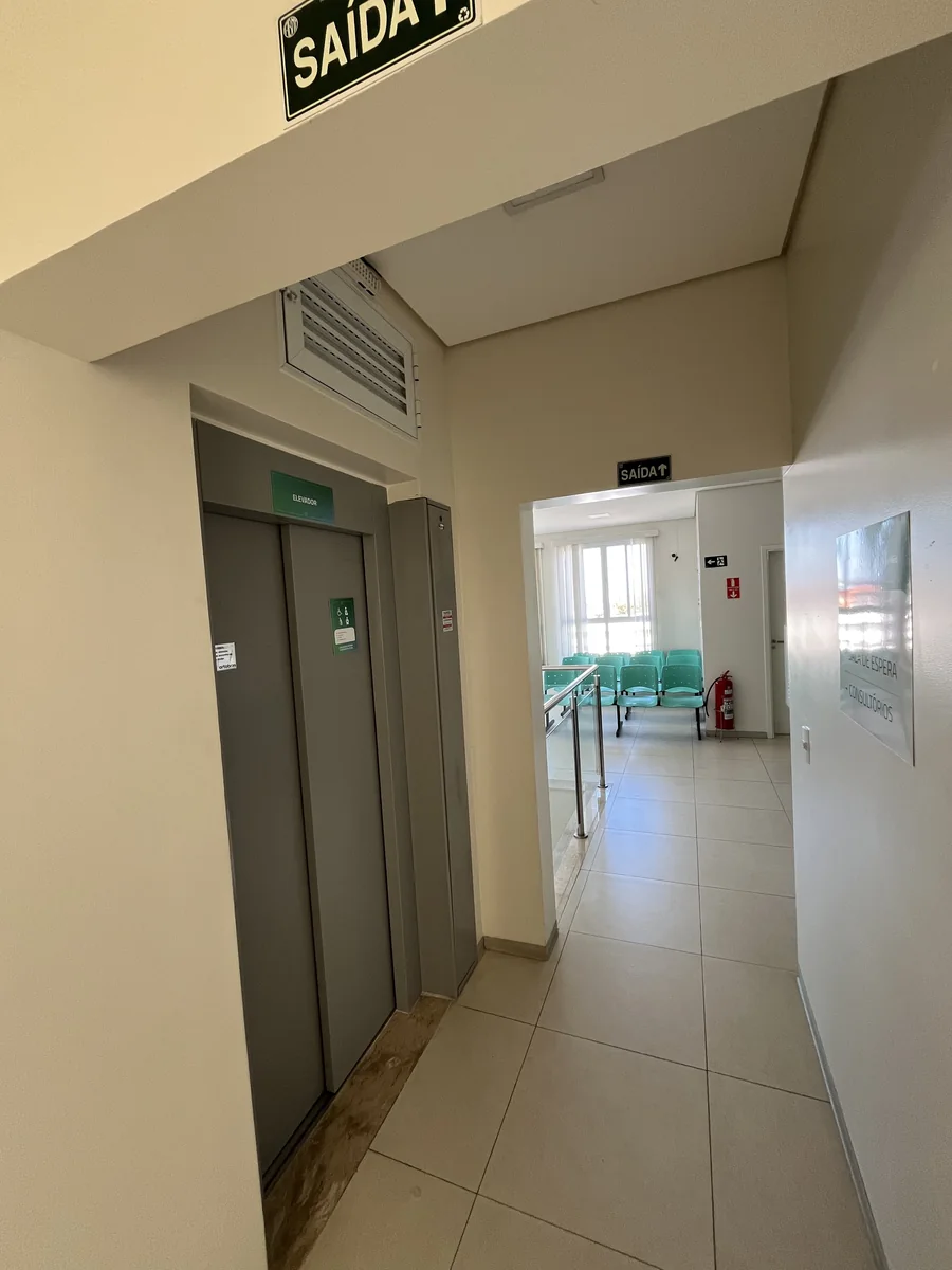 Corredor de acesso aos consultórios, próximo ao elevador