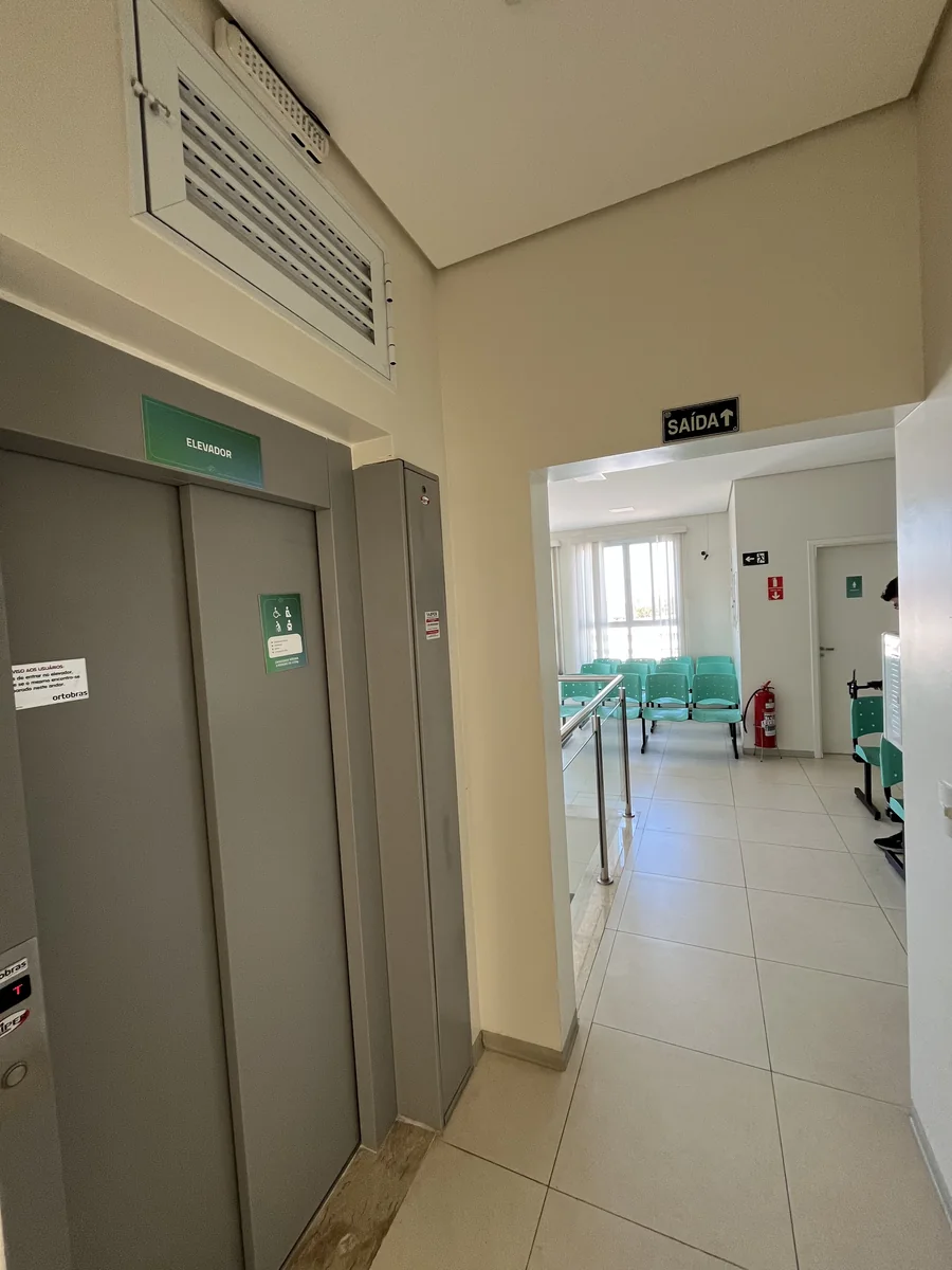 Área de circulação da clínica próxima ao elevador