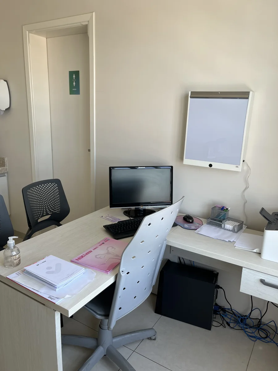 Sala de atendimento com mesa e computador